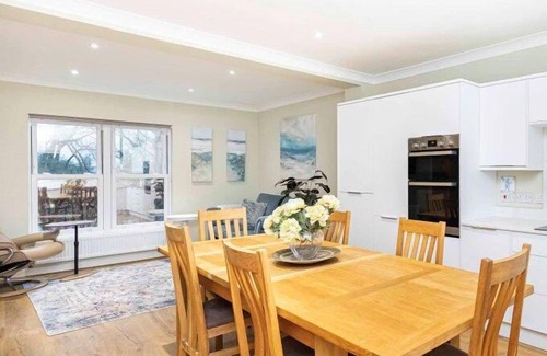 Bournemouth House | BOURNECOAST: Beautiful family home with garden and parking by the river - HB1522