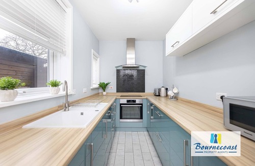 Boscombe Apartment | BOURNECOAST: Flat in fantastic location 500m from clifftop with garden - FM9582