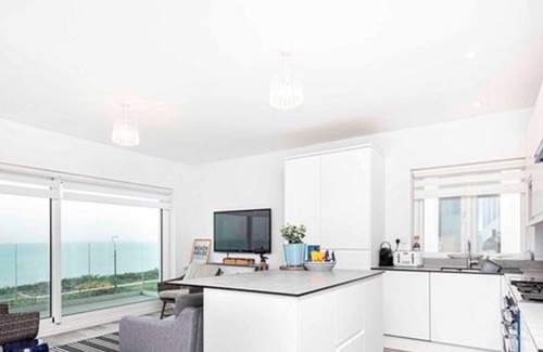 Southbourne Apartment | BOURNECOAST: Modern flat with BALCONY, INCREDIBLE SEA VIEWS and PARKING - FM8497