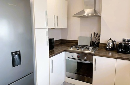 Boscombe Apartment | BOURNECOAST - STYLISH TWO BEDROOM APARTMENT IN A GOOD LOCATION - Wi-Fi - FM9560