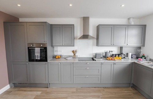 Southbourne Apartment | BOURNECOAST: STYLISH FLAT- BALCONY/SEA VIEW- PARKING- 10 MIN WALK TO BEACH- 8407