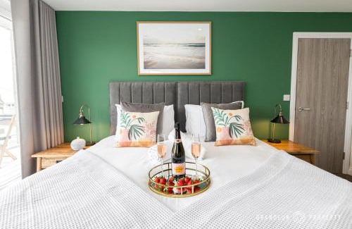 Southbourne Apartment | BOURNECOAST - Stylish Flat with BALCONY - SEA GLIMPSES - 10 MIN WALK TO BEACH - PARKING - WIFI - FM8406