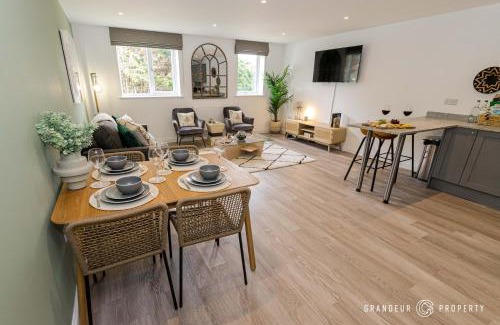 Southbourne Apartment | BOURNECOAST - Stylish Flat with BALCONY - SEA GLIMPSES - 10 MIN WALK TO BEACH - PARKING - WIFI - FM8406
