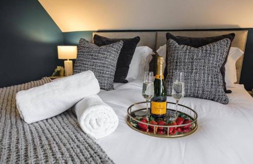 Southbourne Apartment | BOURNECOAST - Stylish Flat with BALCONY - SEA VIEWS - 10 MIN WALK TO BEACH - PARKING - WIFI - FM8407