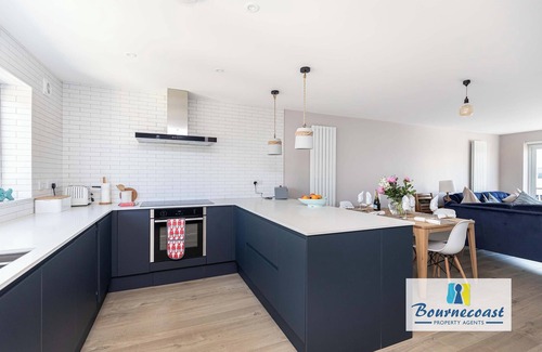 Mudeford House | Bournecoast: Three bedroom townhouse with garden and harbour views - HB9602