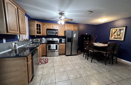 Highland Garden Villa | Boutique 2b/1b 5 Min to the beach, Netflix, W/D, Gated, Walk to restaurants