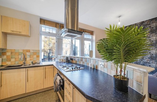 Homerton Apartment | Boutique Central Hackney Abode - Balcony -Sleeps 6