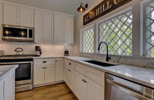 New London House | Boutique Cottage | Patio & Fire Pit | Deck w/View
