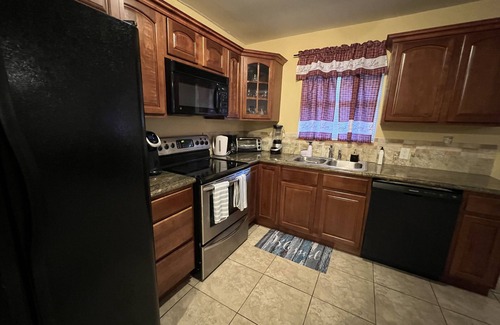 Highland Garden Villa | Boutique Gated Modern 2 bed/1b WiFi , work area , Netflix, W/D Keurig , parking