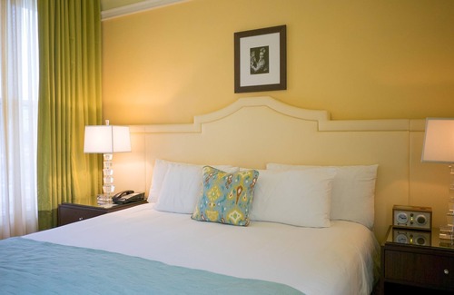 Goose Hollow Hotel | Boutique Hotel with Art, History, and Style in Portland! Enjoy On-site Bar!