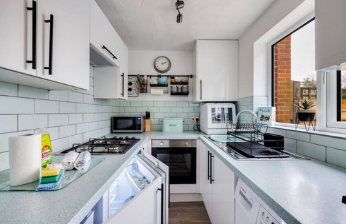 Winslow House | Boutique House Walking Distance to the High Street Free Parking Fast Wifi