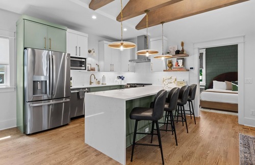 Cahal Street Group House | Boutique Luxury King Suite Spa Shower, Chef Kitchen, Fireplace, Walk to Dining