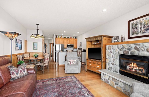 Beaver Bay House | Boutique Luxury On Lake Superior! Stunning Views Sunrise/Moon Waves Romantic