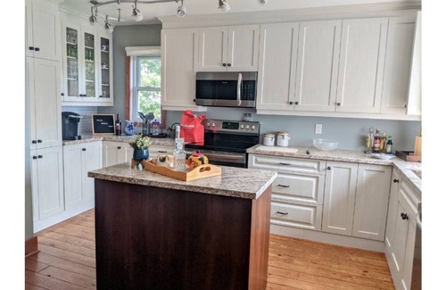 Sundridge House | Boutique Muskoka Oasis. ★Waterfront★Firepit★Hottub