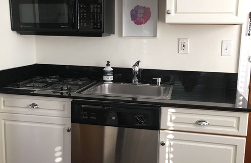 Greenwich Apartment | Boutique Stay 2C in Heart of Downtown