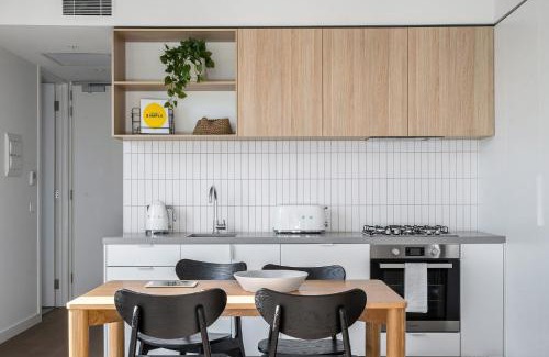 Glen Iris Apartment | Boutique Stays - Axel Apartments 202 The Radnor