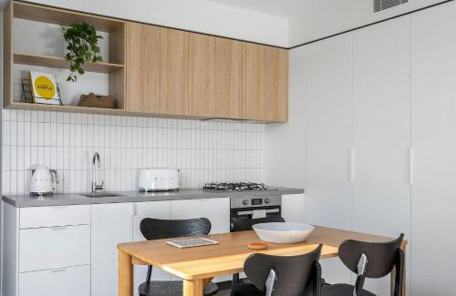 Glen Iris Apartment | Boutique Stays - Axel Apartments 202 The Radnor