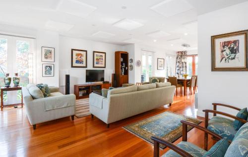 Glen Iris House | Boutique Stays - Maple on Kent