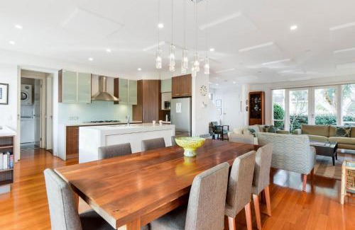 Glen Iris House | Boutique Stays - Maple on Kent