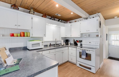 Baring Cottage | Bowman's Beach Cottage in Cascades with sandy riverfront & hot tub