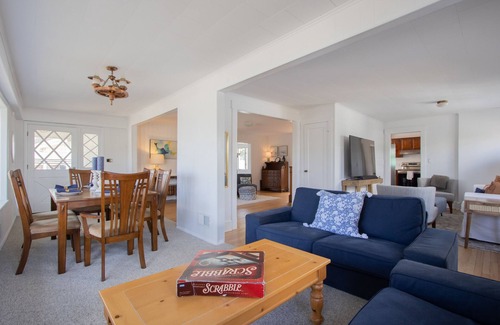 Bradley Beach House | Bradley Beach Escape: 4BR, 2BA Pool, lake view, & 1.5 blks to beach!