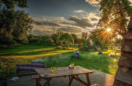 Leighton Buzzard House | Braeburn - Delightful en-suite wigwam on canal