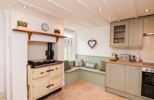 Fylingthorpe House | BRAESIDE, pet friendly, with open fire in Fylingthorpe