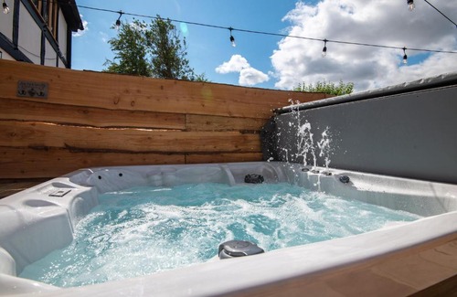 Hereford House | Bramble Cottage - Cosy 2 Bed With Deluxe HOT TUB & Log Burner