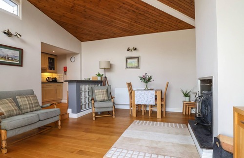 Cuddington House | BRAMBLE LODGE, romantic, with pool in Cuddington, Cheshire