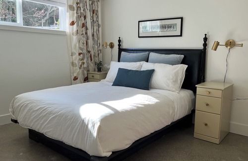 Saanich East Bed & Breakfast | Brand New! 1 bedroom BnB in the Cadboro Bay beach village & short walk to UVIC