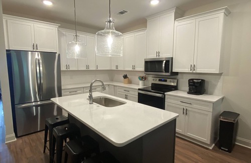 Auburn House | Brand New! 2.2 miles to football stadium. 2.5 to Toomer’s Corner. EV outlet.