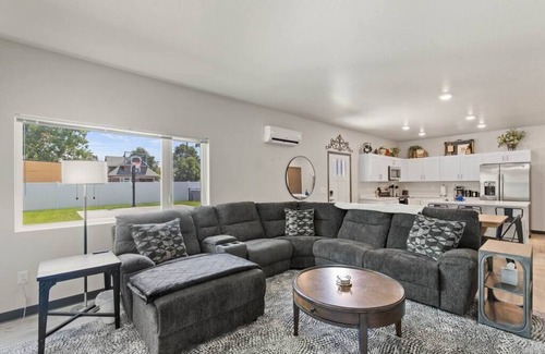 West Central Apartment | Brand New 3BD, 2.5BTH Triplex Unit Near DT Spokane