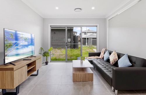 Austral House | Brand New 3Br One-Level House with WiFi & Parking