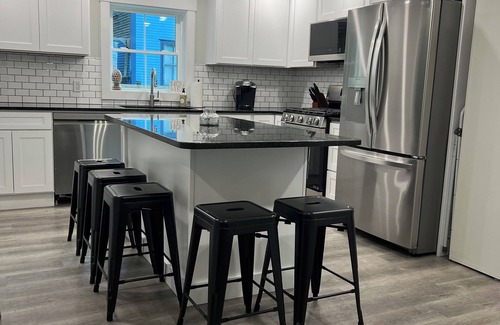 Ludlow House | BRAND NEW 8 Bedroom House/On Shuttle Route/Walk to Downtown/Minutes to Okemo
