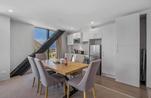 Frankton Apartment | Brand New Apartment, Amazing Mountain views!