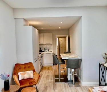 Boscombe Apartment | Brand New Apt -Coastal Breeze 1-bedroom apartment in Bournemouth with free parking- sleeps 4 ppl- internet