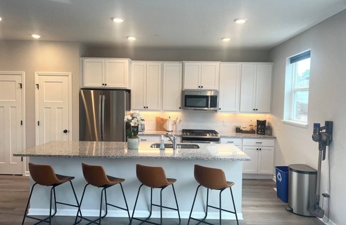 West St. Paul House | BRAND NEW BUILD! gourmet kitchen, King bed, 75” Smart TV, close to MSP, St Paul
