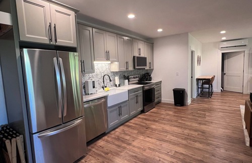 West Side Highway House | BRAND NEW bungalow AC & WiFi in Kelso, 2 parking spots, with EV Charger & Sauna