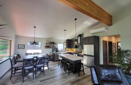 Ronald House | Brand new charming 3-bedroom house in marvelous Ronald with WiFi, AC, hot tub.