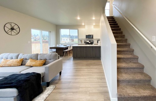 Vancouver House | Brand New Charming 3-bedroom house with AC and WiFi in welcoming Vancouver