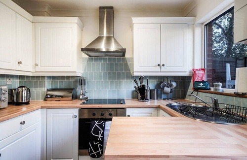 Livesey House | BRAND NEW - Delightful Abode in London - Garden