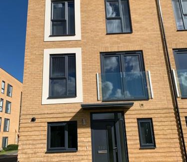 South Ockendon House | Brand New Entire 4 Bed House Multiple Free Parking Early Check-in Late Check- Out Allowed