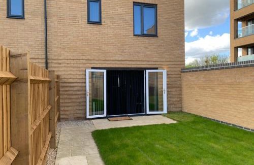 South Ockendon House | Brand New Entire 4 Bed House Multiple Free Parking Early Check-in Late Check- Out Allowed