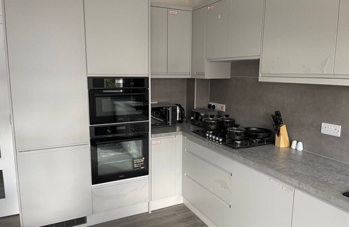 Newcastle-Under-Lyme House | Brand New High Spec House with parking and Wi-Fi (A) by HAFH