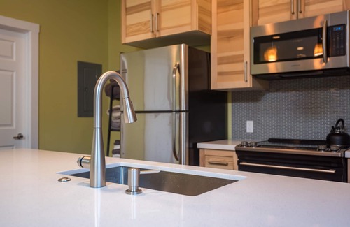 Oak Grove House | Brand New Guesthouse with Riverfront Patio