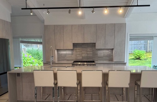 North Sea House | Brand New Kitchen and Renovation -Heated Salt Water Pool -Great Location