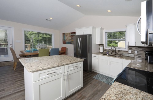 Maynardville House | Brand New Lake House on Norris Lake ~ Includes Paddle Boards and Kayaks!