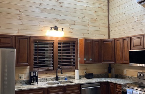 Corinth Cabin | Brand New Lakefront Cabin with hot tub close to Ark Encounter