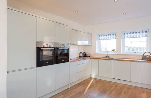 Gildersome House | Brand New Large 4 Bedroom House Located in a Quiet Village with Hot Tub