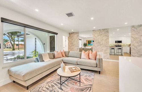 Plantation House | Brand new listing, Heated Pool, Fire Pit, Games, 15 Min to the beach & Las Olas
